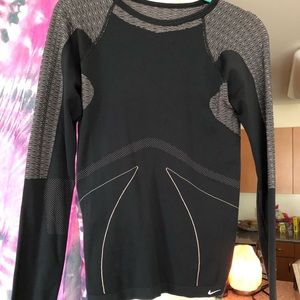 SZ M Nike DriFit long sleeve